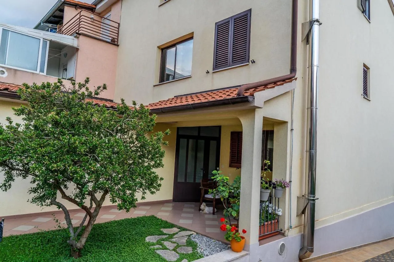 Apartment Vita Pula 0*,